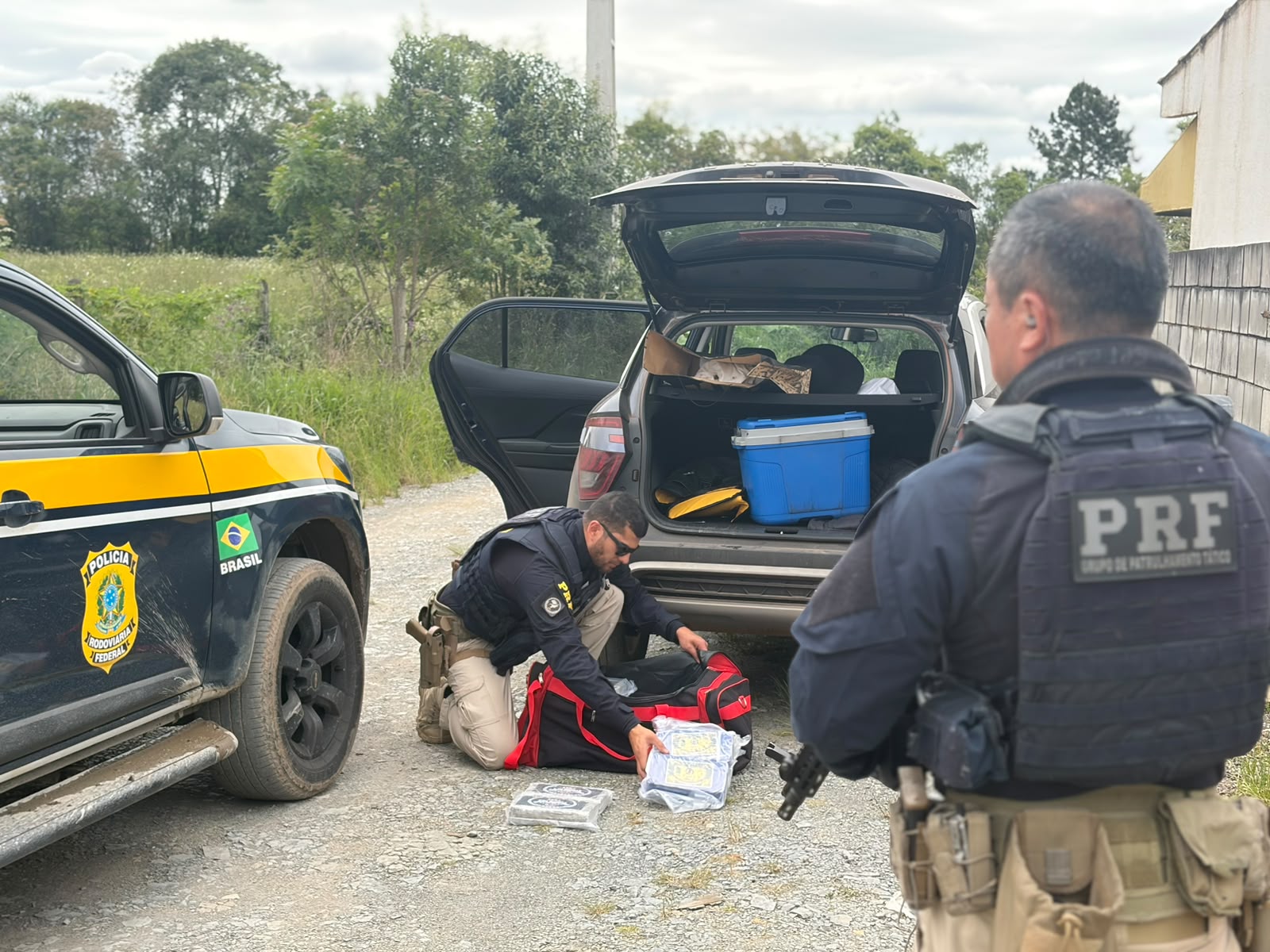 PRF apreende 20,9 kg de skunk na BR-476, na Lapa; três são presos