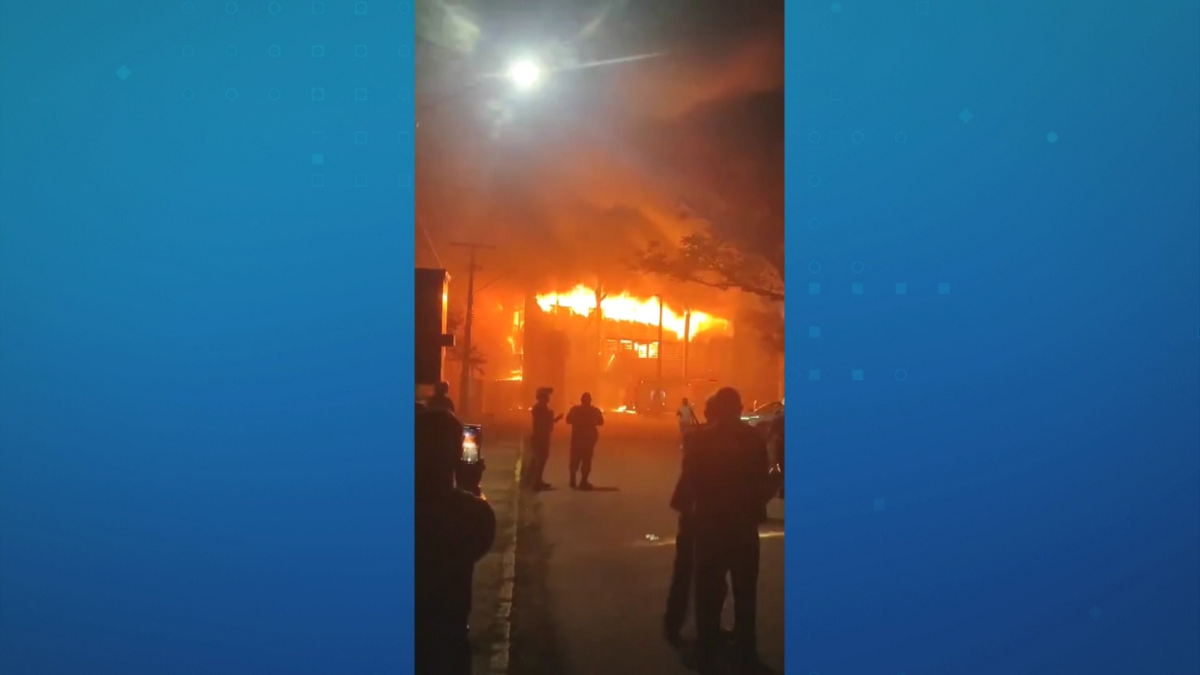 Incêndio de grandes proporções atinge prédio da Universidade Federal de Pernambuco