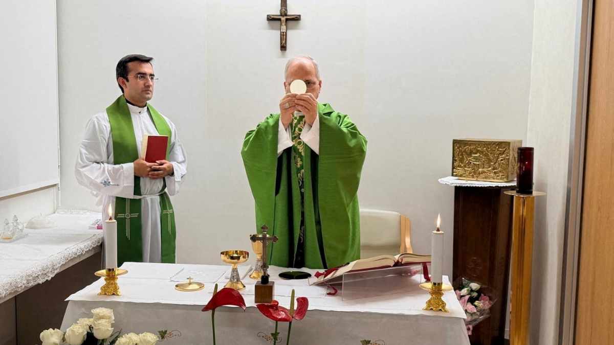 No hospital, papa Leão XIV celebra missa e agradece equipe médica