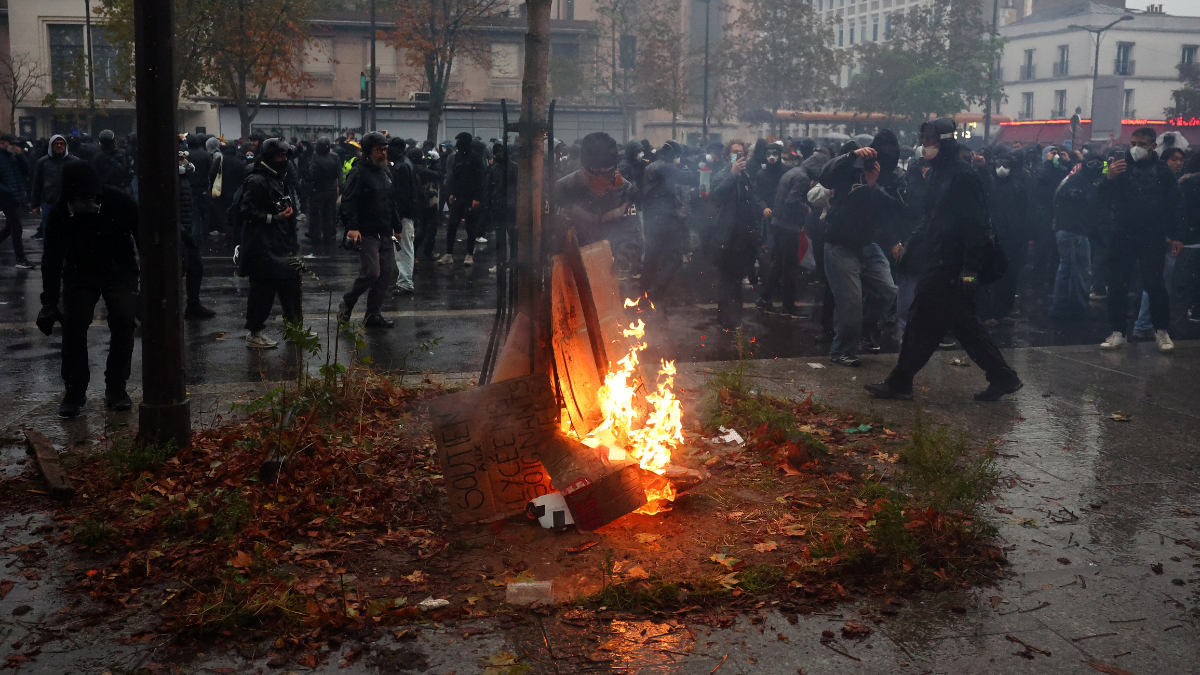 França: Polícia usa gás lacrimogêneo contra manifestantes; 135 são presos
