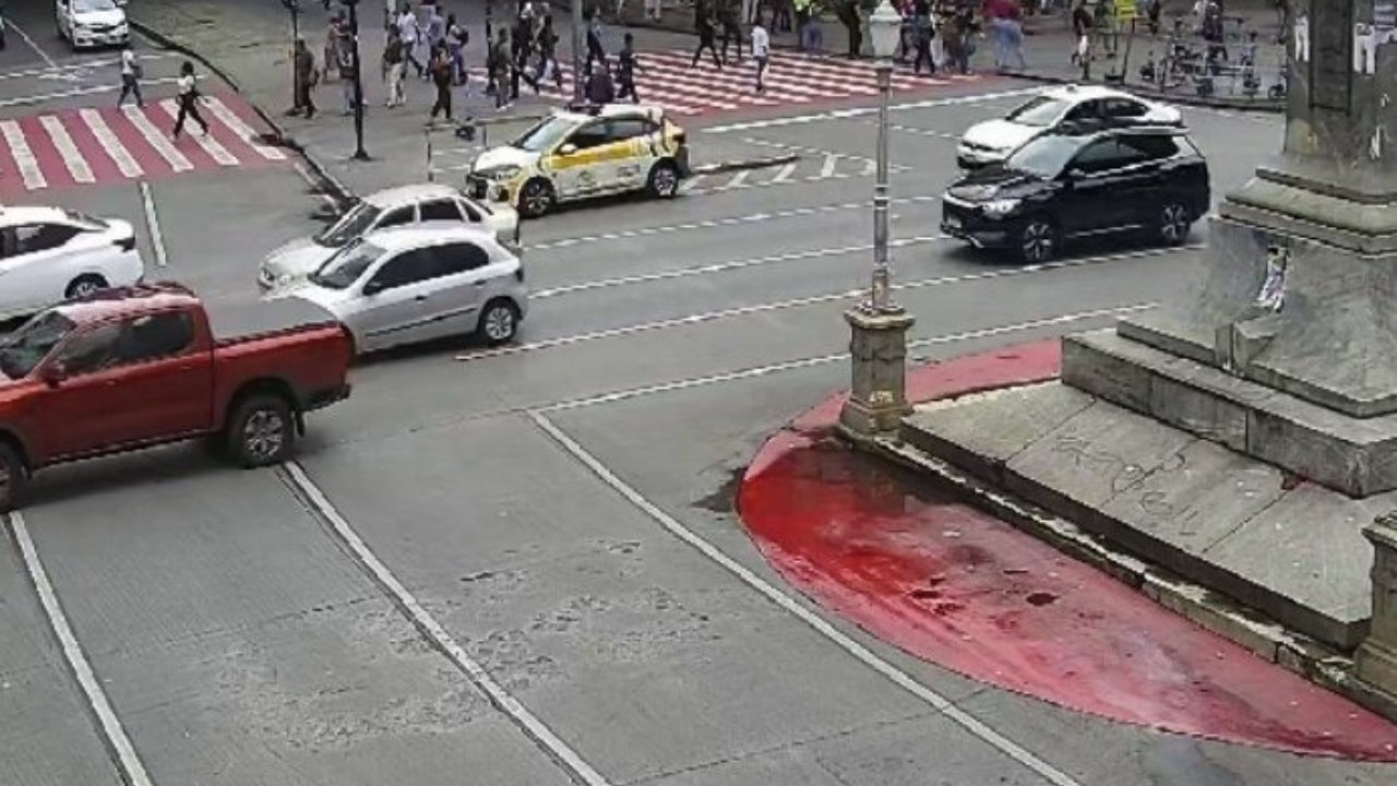 Trânsito fica caótico após semáforos pararem de funcionar na Praça Sete