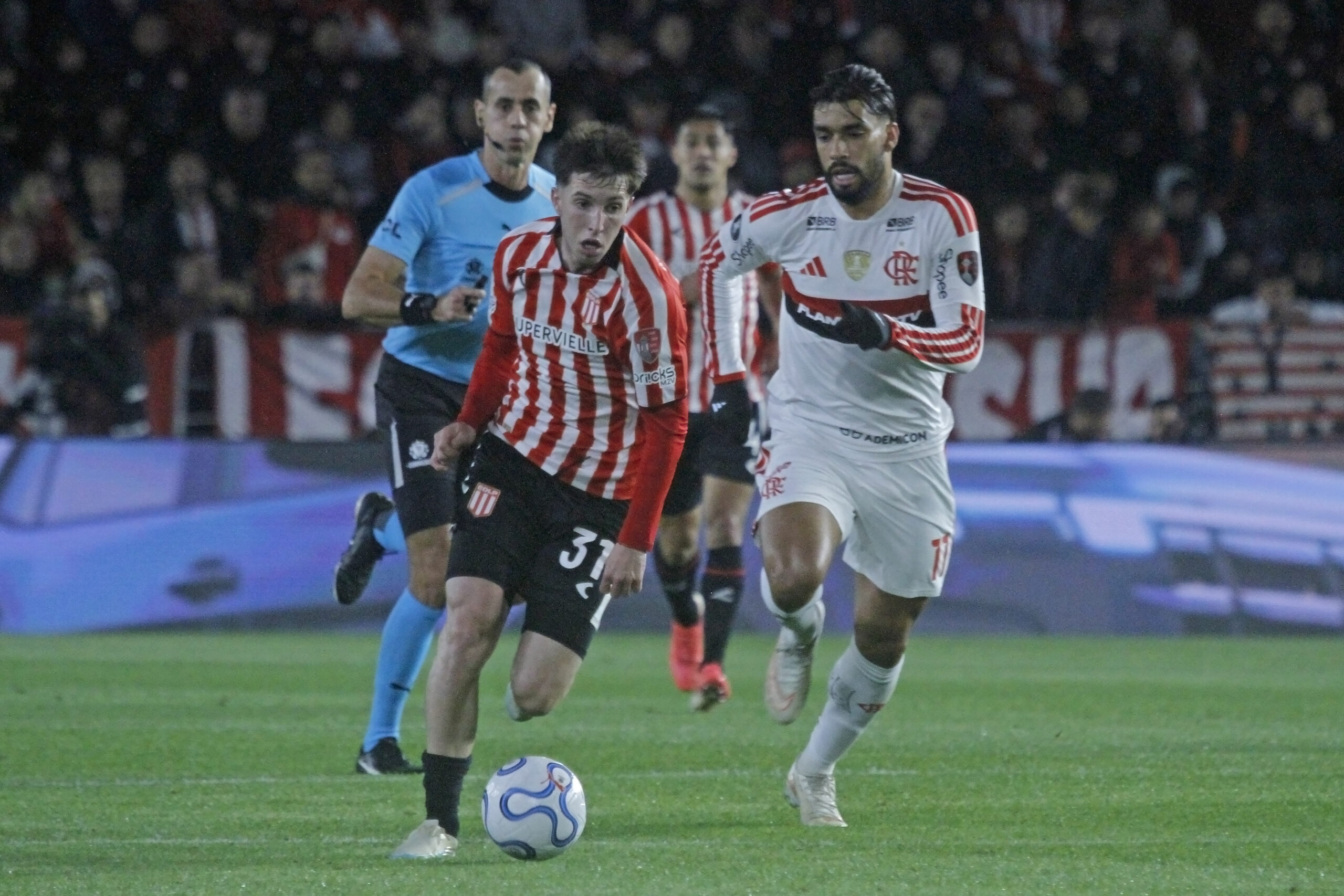 Técnico do Estudiantes analisa empate e dispara contra o Flamengo; veja
