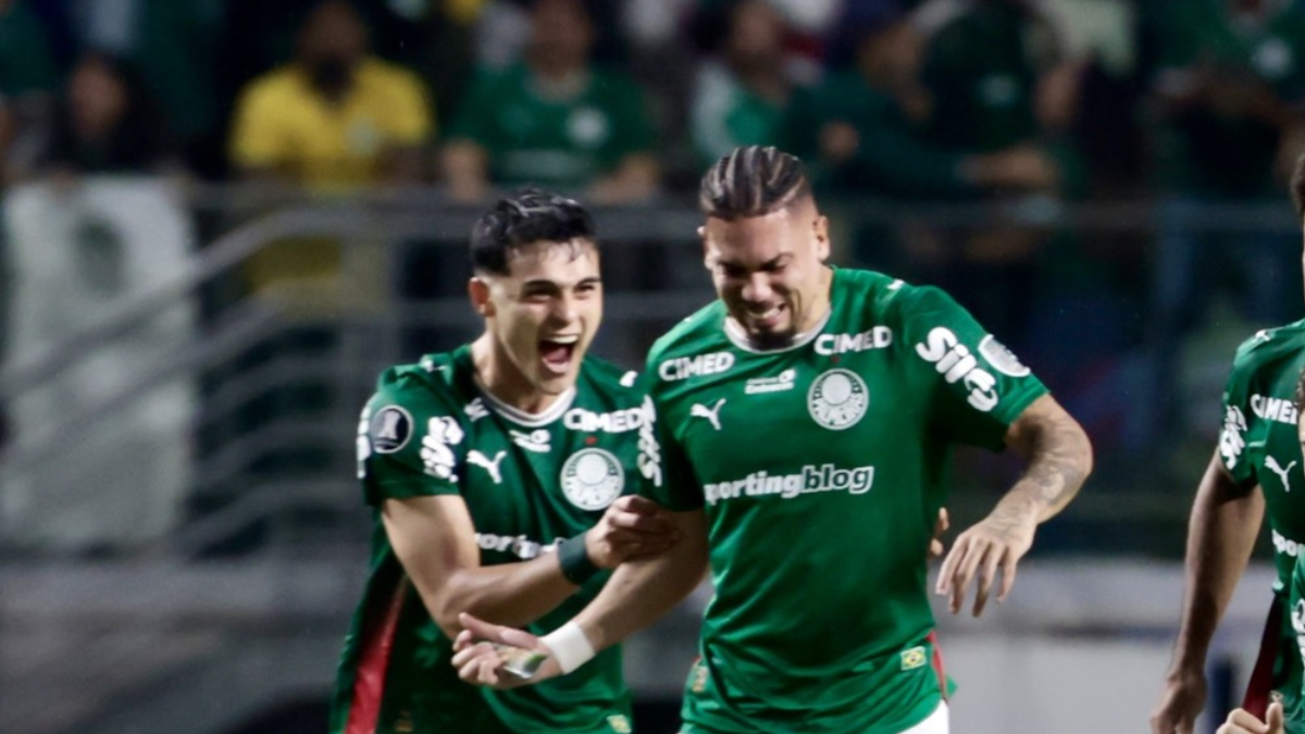 Mais uma lesão? Paulinho sofre entrada dura, sente dores e nem comemora