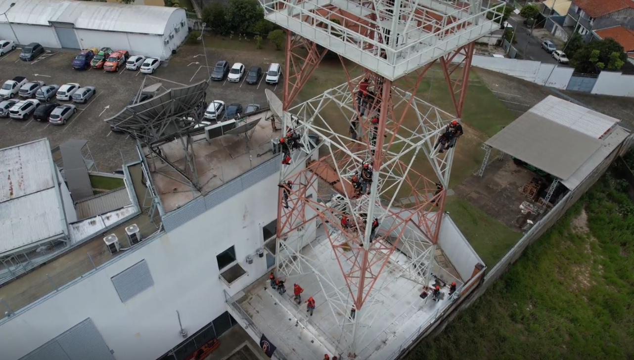 Bombeiros treinam resgate em altura na torre da Band, em Campinas