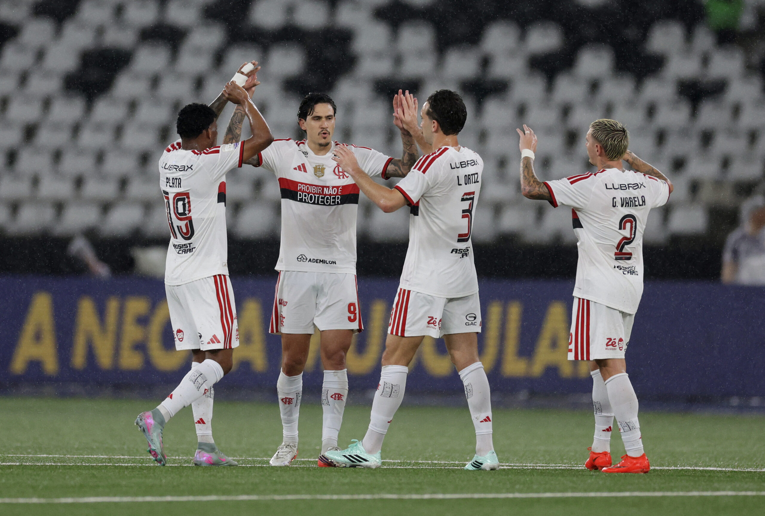Pedro faz 2 gols contra o Vasco e alcança artilheiro do Brasil em 2026