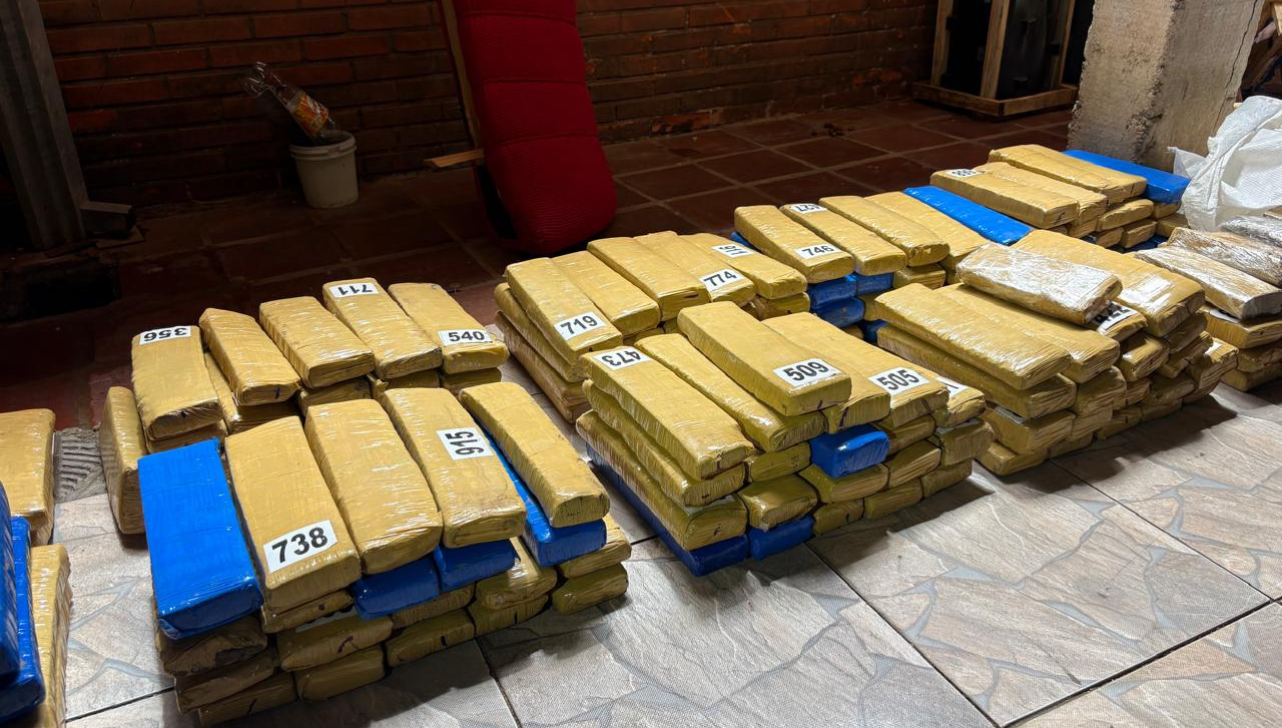 Polícia apreende 350 tijolos de maconha escondidos em peças agrícolas
