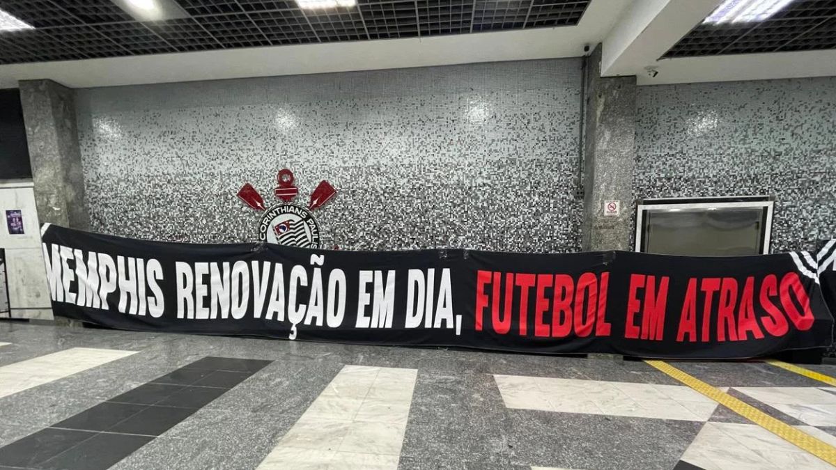 Torcedores do Corinthians cobram Memphis e diretoria em protesto
