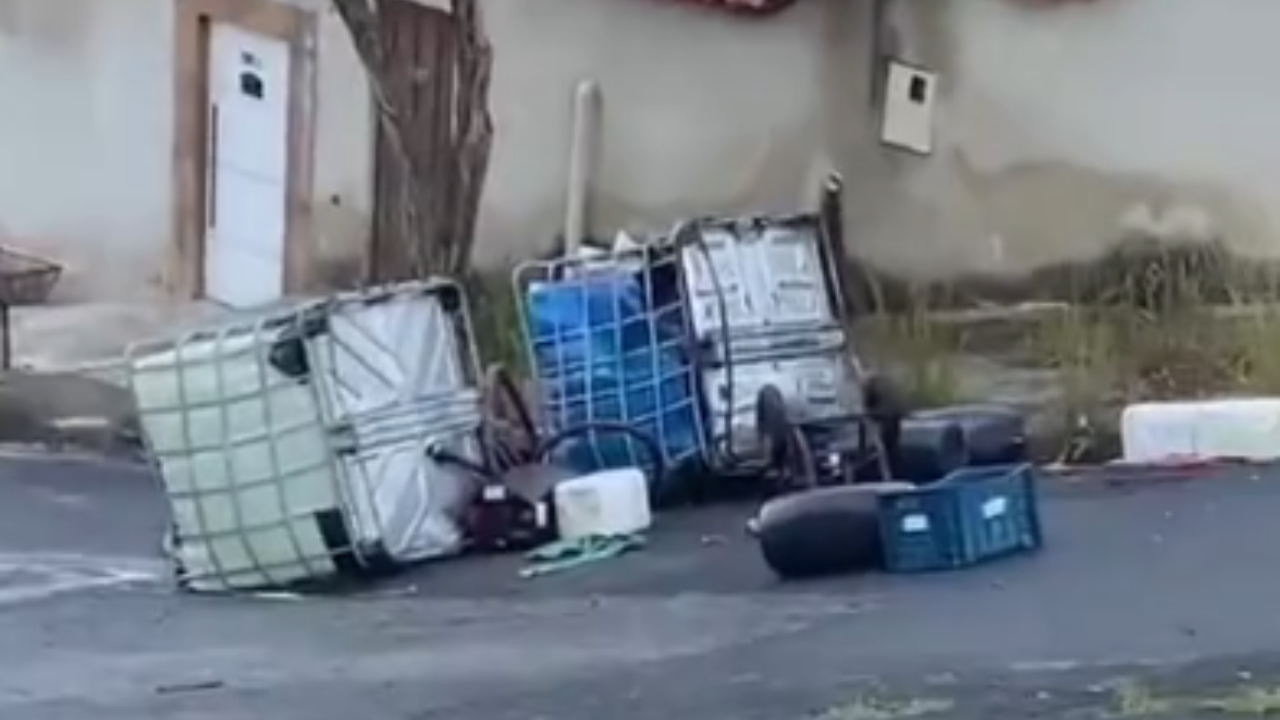 Produtos químicos caem de caminhão que subia rua em BH
