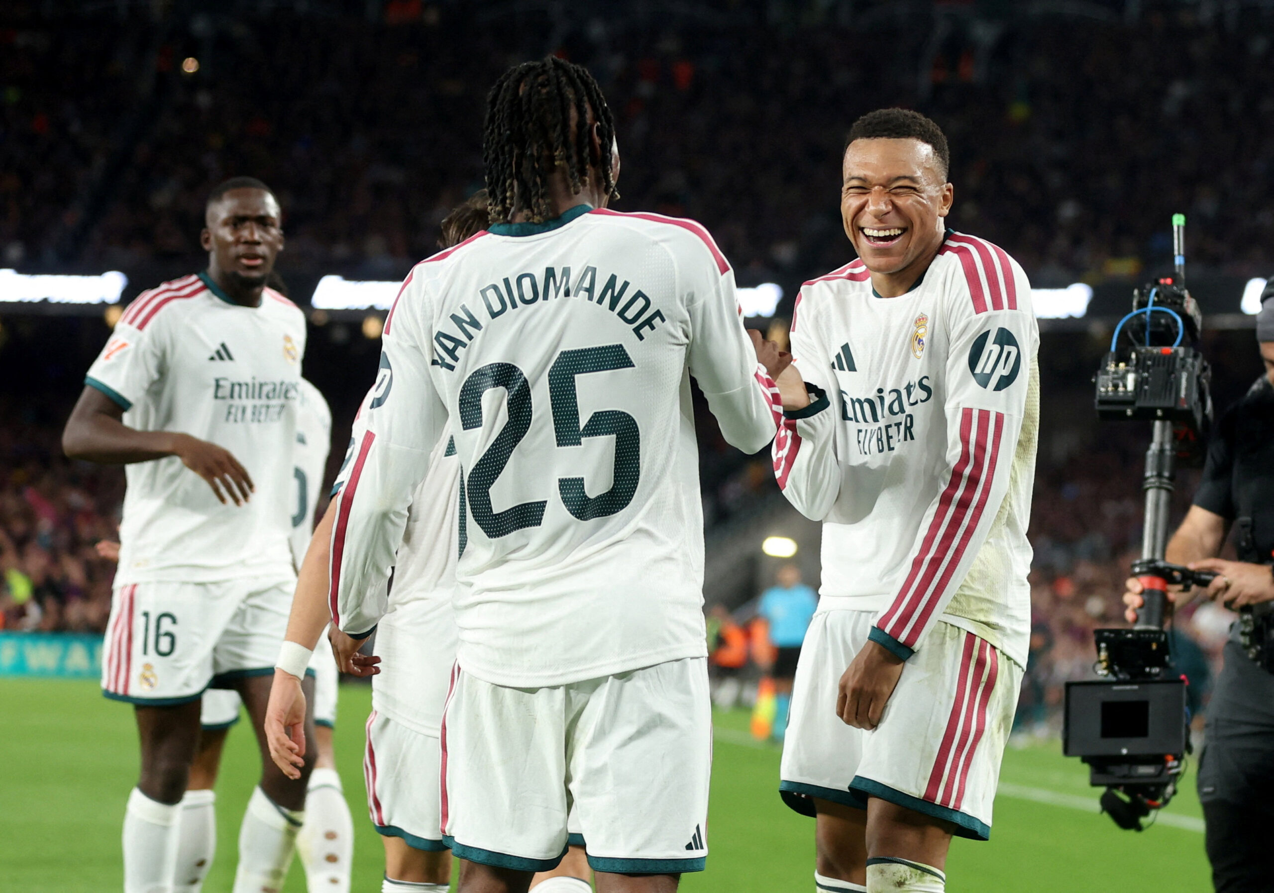 Mbappé decide com dois gols e Real quebra invencibilidade do Barcelona