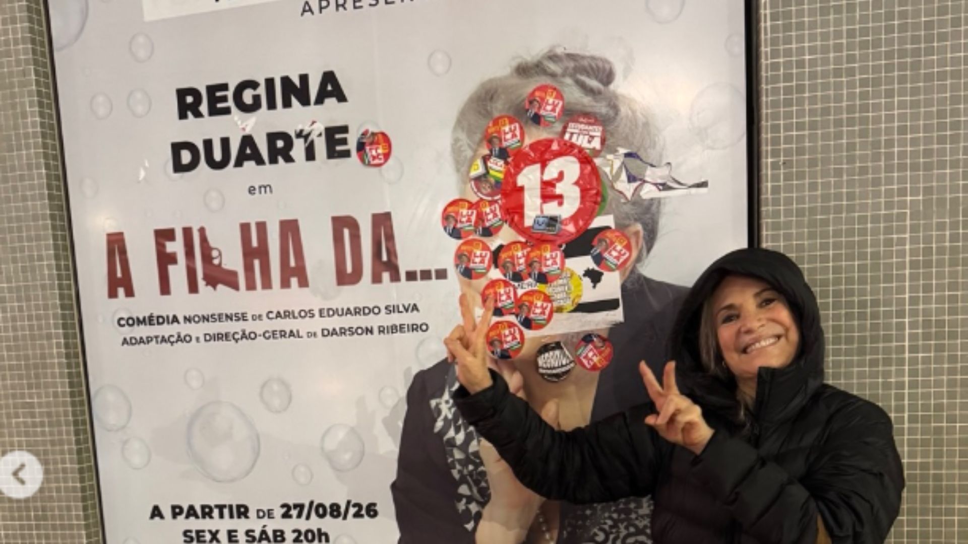 Regina Duarte faz o '22' após ter cartaz de peça coberto por adesivos de Lula