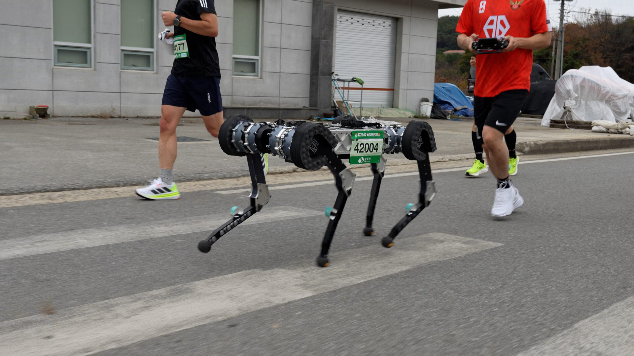 Robô completa maratona inteira usando uma única carga de bateria
