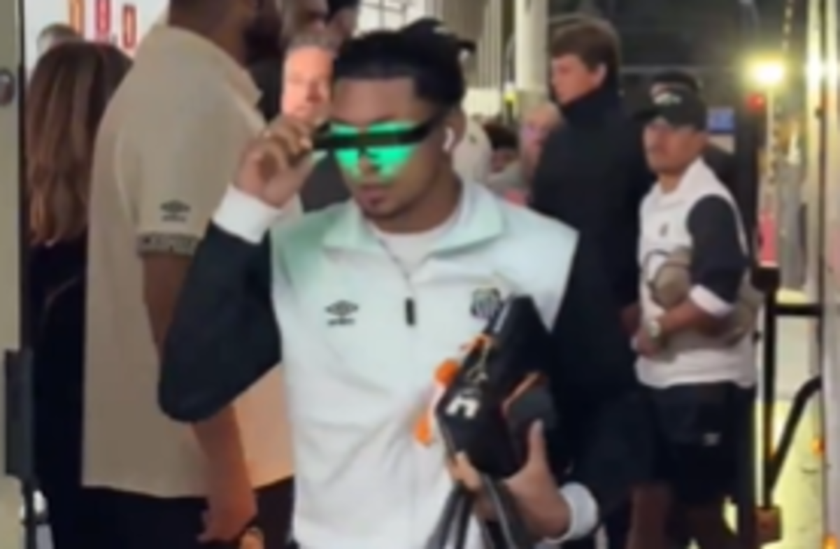 Rony usa óculos de luz verde antes do clássico; entenda e veja quanto custa