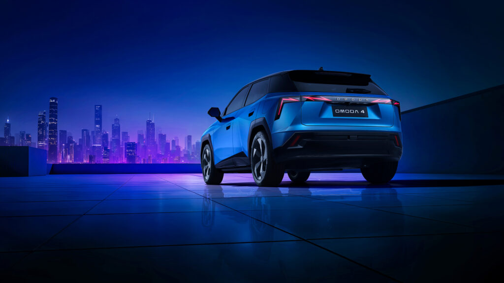SUV compacto da Omoda tem central multimídia vertical e teto solar panorâmico