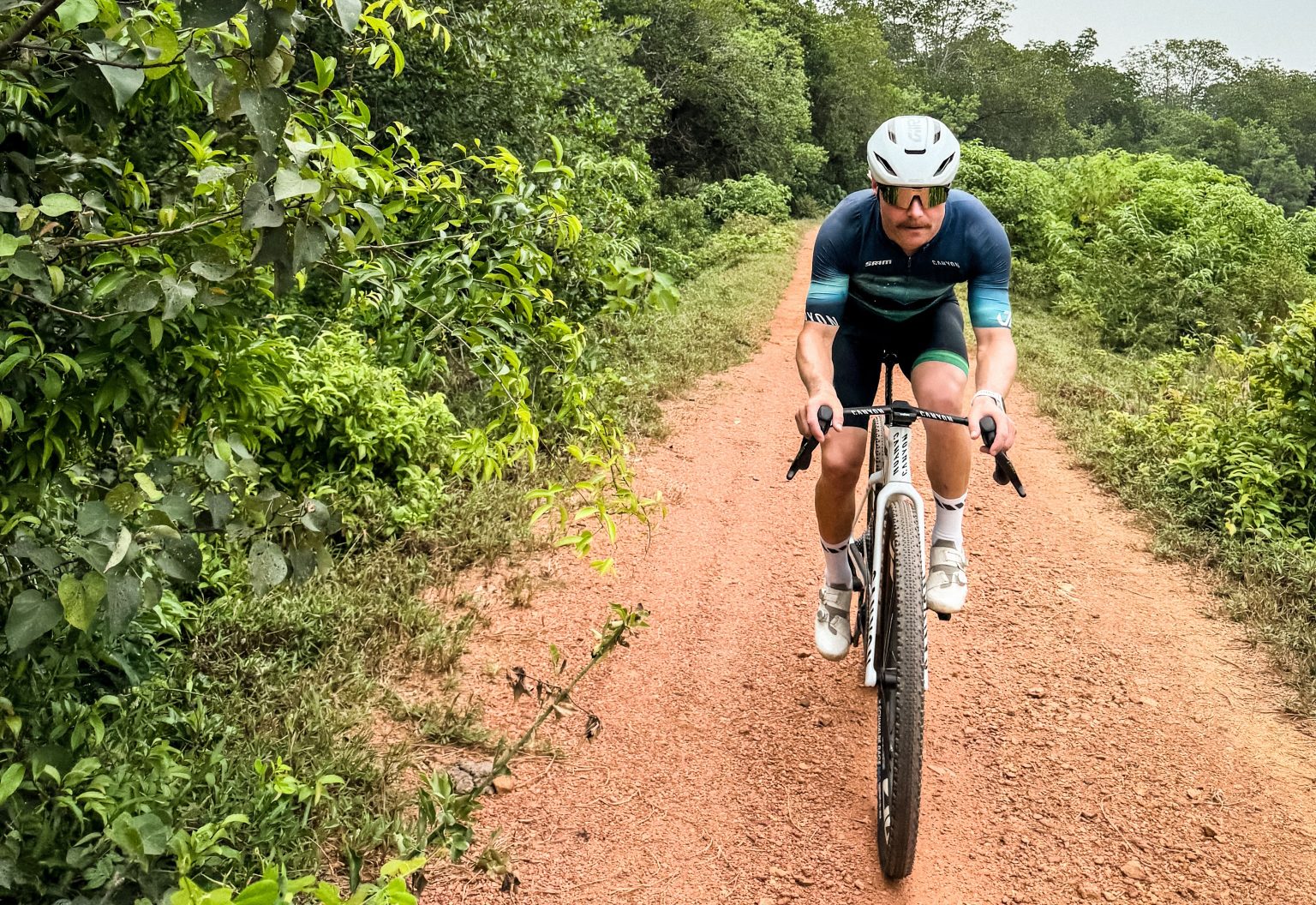 Bottas deixa Sepang de bicicleta até Singapura após o GP do Bahrein