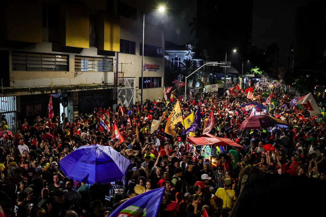 Apoiadores de Lula celebram vitória em ato no Centro de Campinas