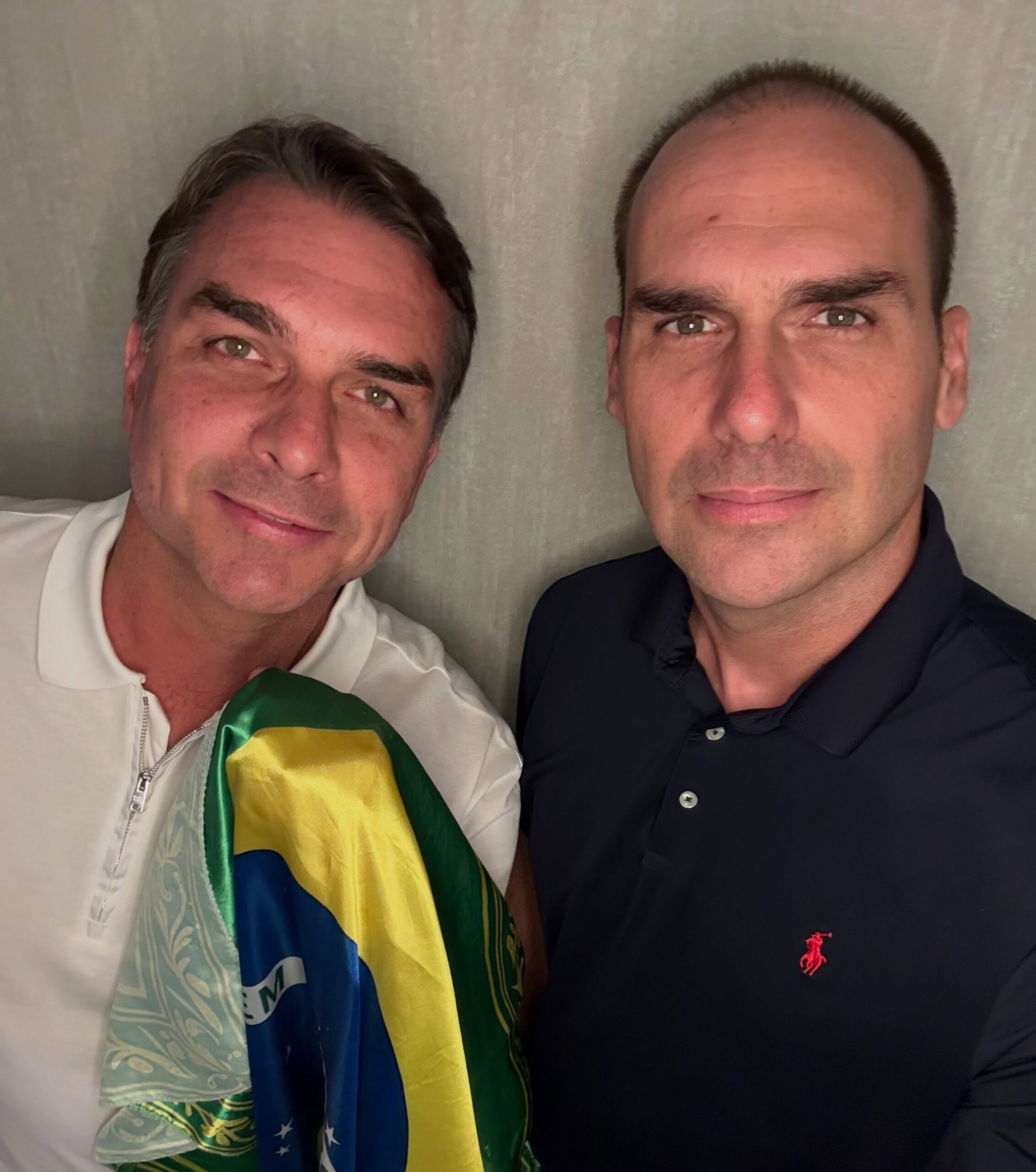 Eduardo posa com Flávio Bolsonaro nos EUA: 'Não desistiremos do Brasil'