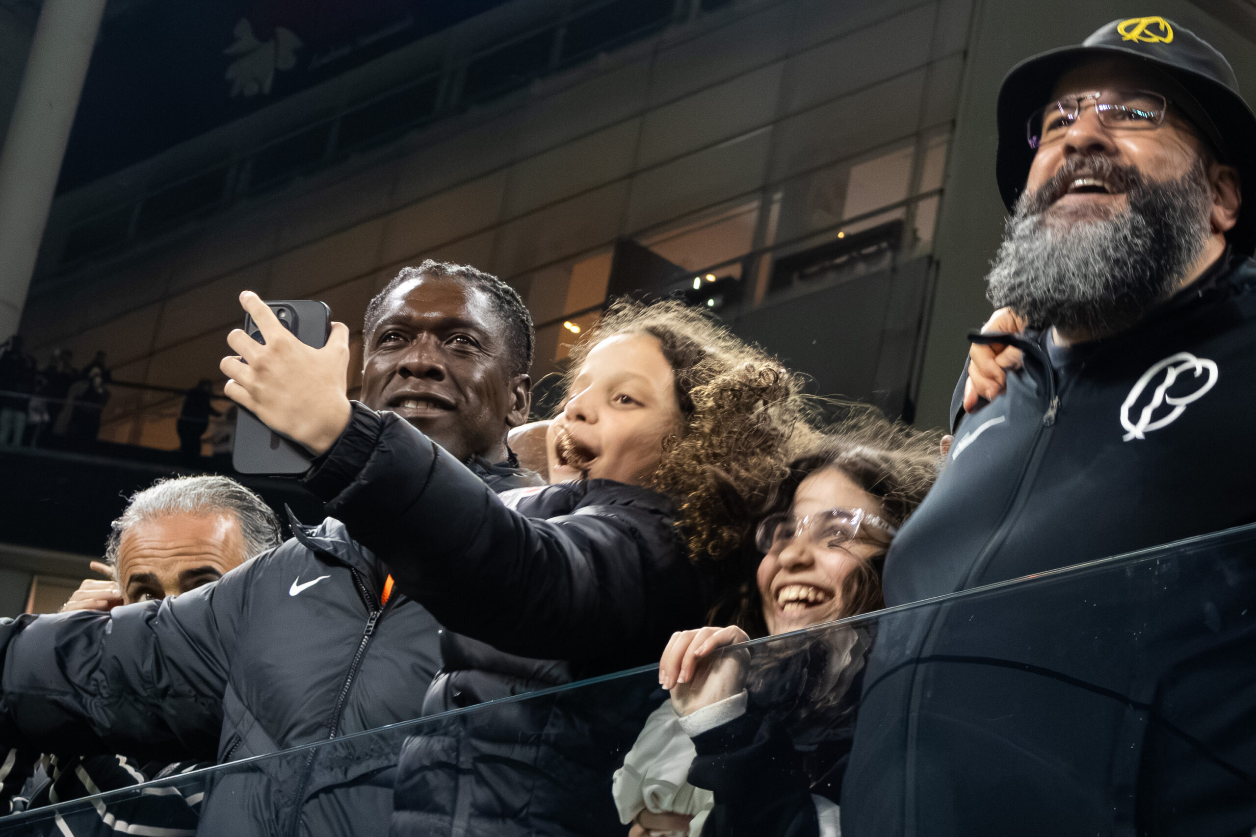 Seedorf vê jogo junto com torcedores do Corinthians e canta "poropopó"