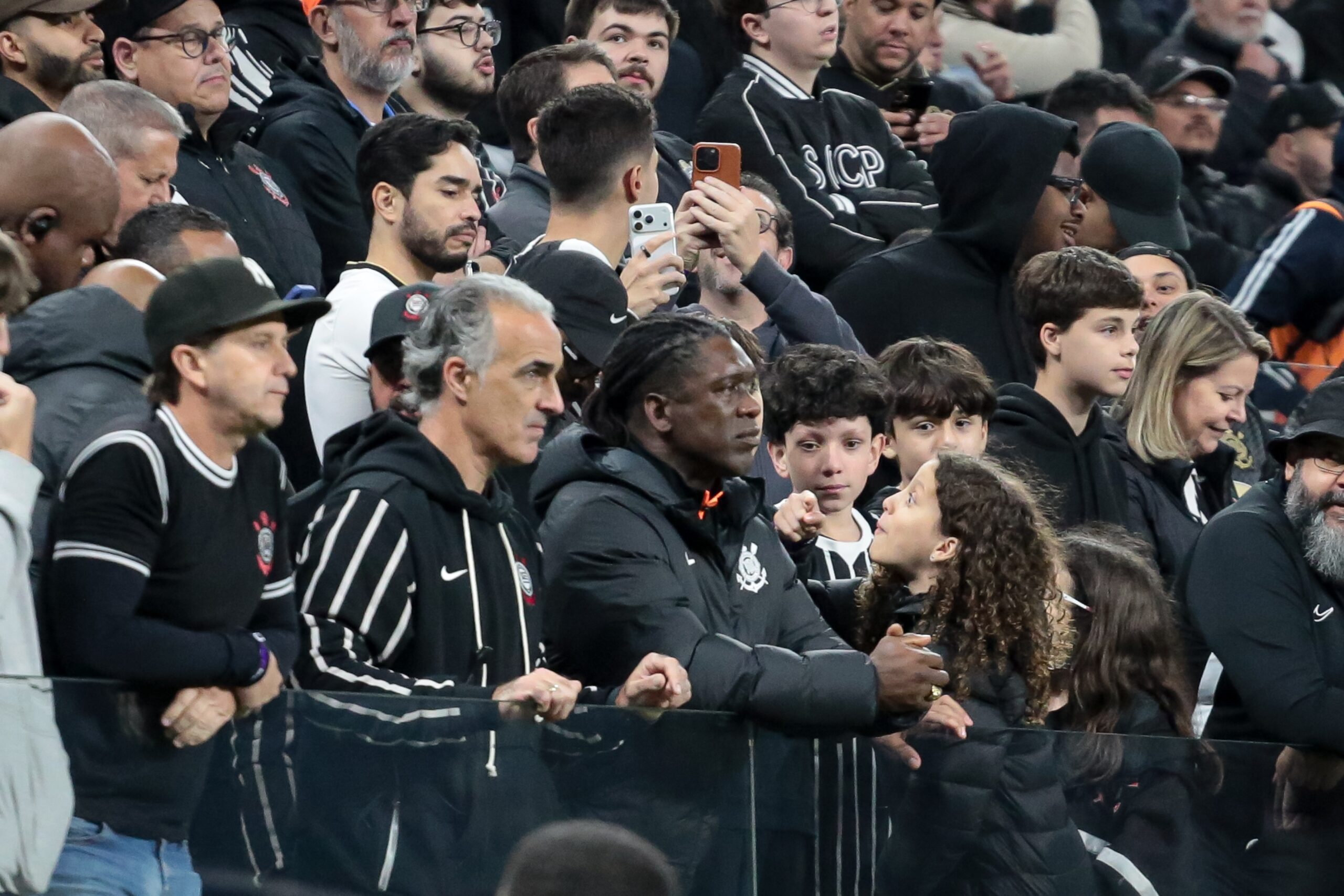 Com Seedorf na arquibancada, Corinthians empata com Vitória em casa