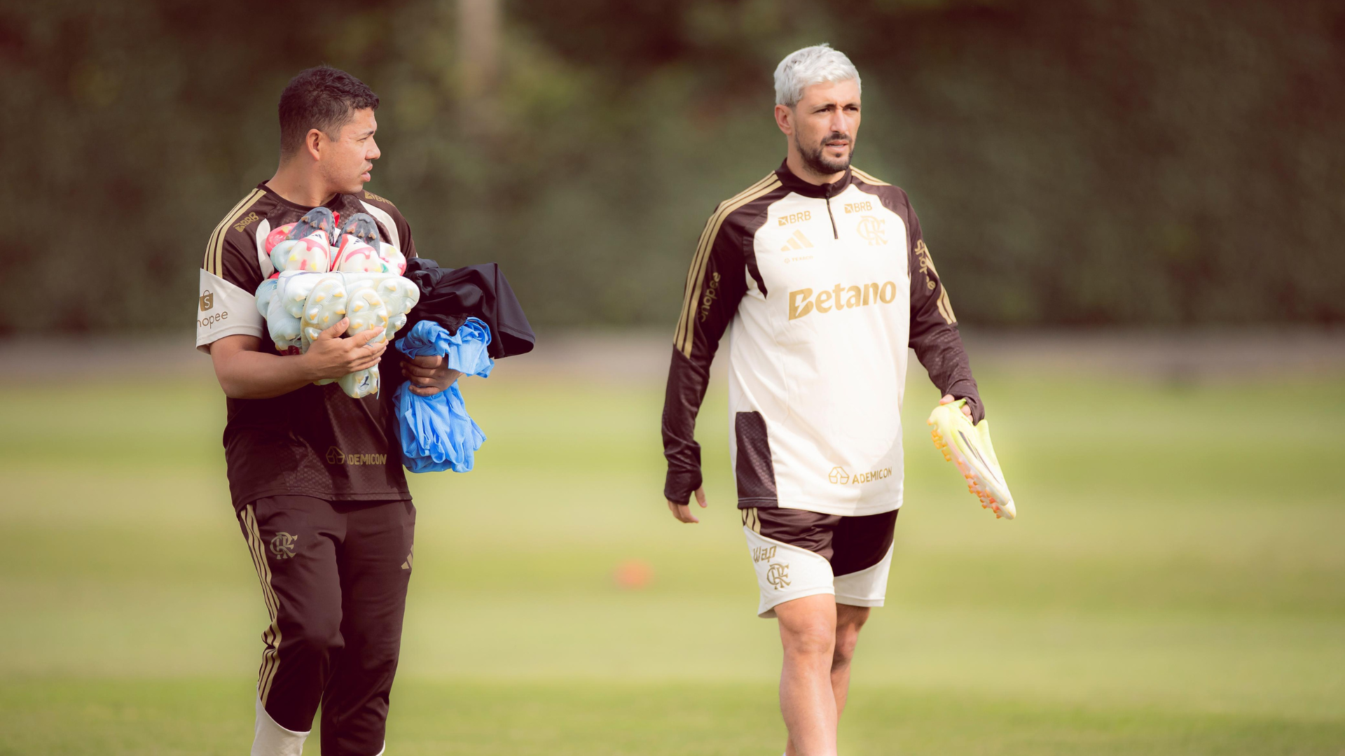 Quantas camisas e chuteiras o Flamengo leva para um jogo? Roupeiro revela