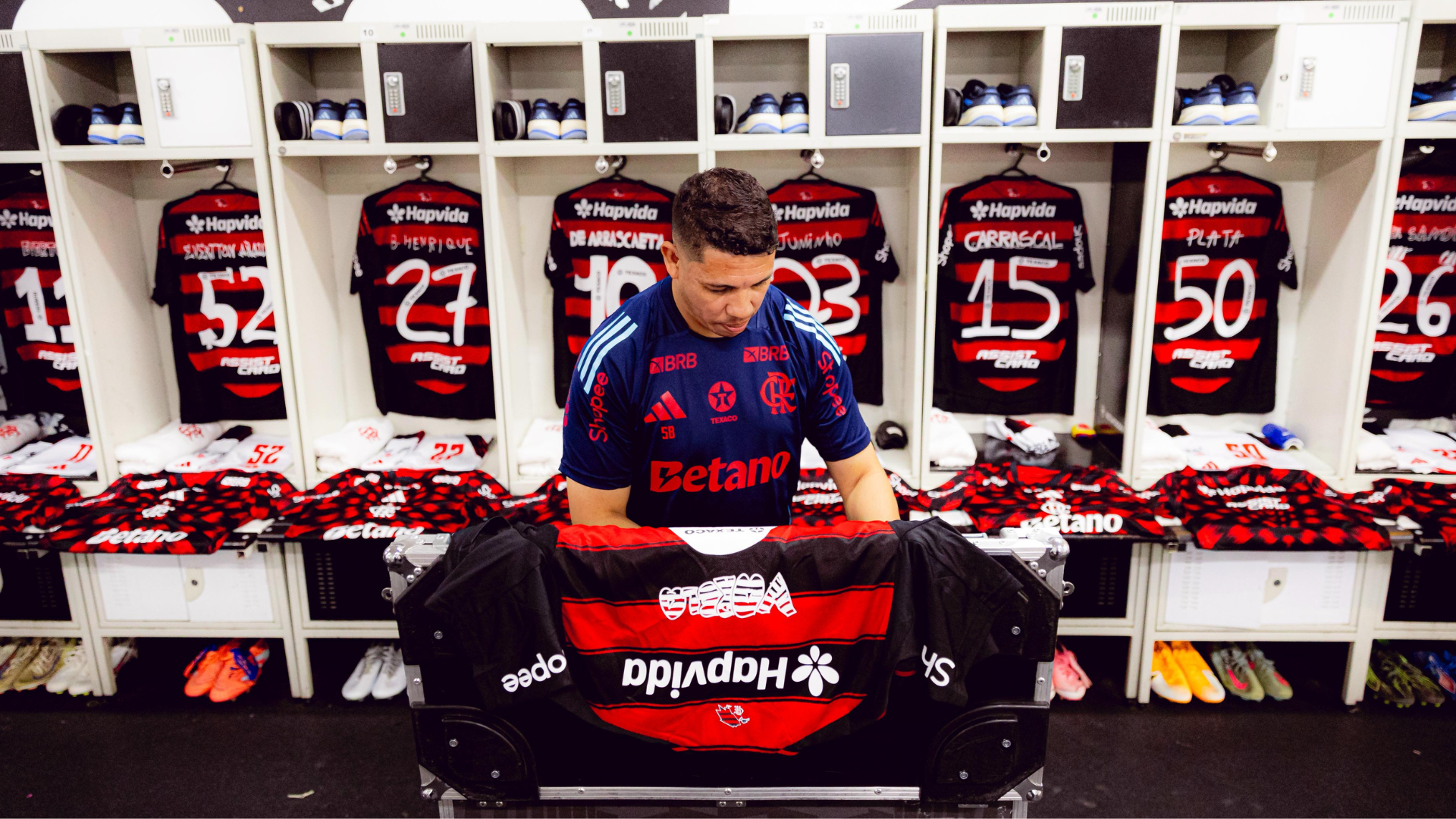 Do Ninho à madrugada: conheça a rotina invisível dos roupeiros do Flamengo