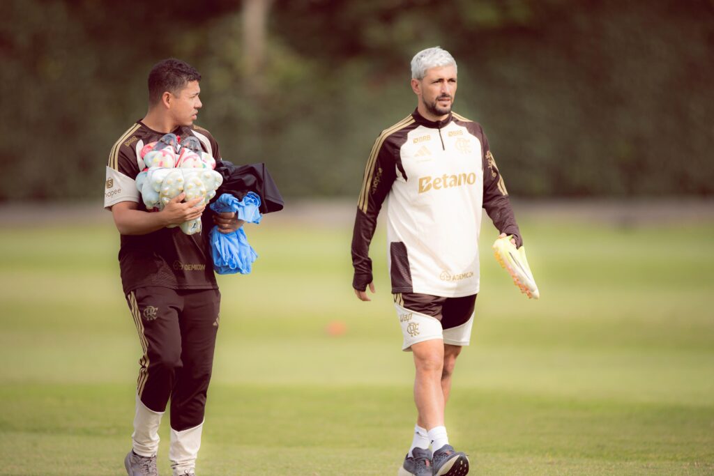 Sidnei e Arrascaeta I Foto: Divulgação/Flamengo