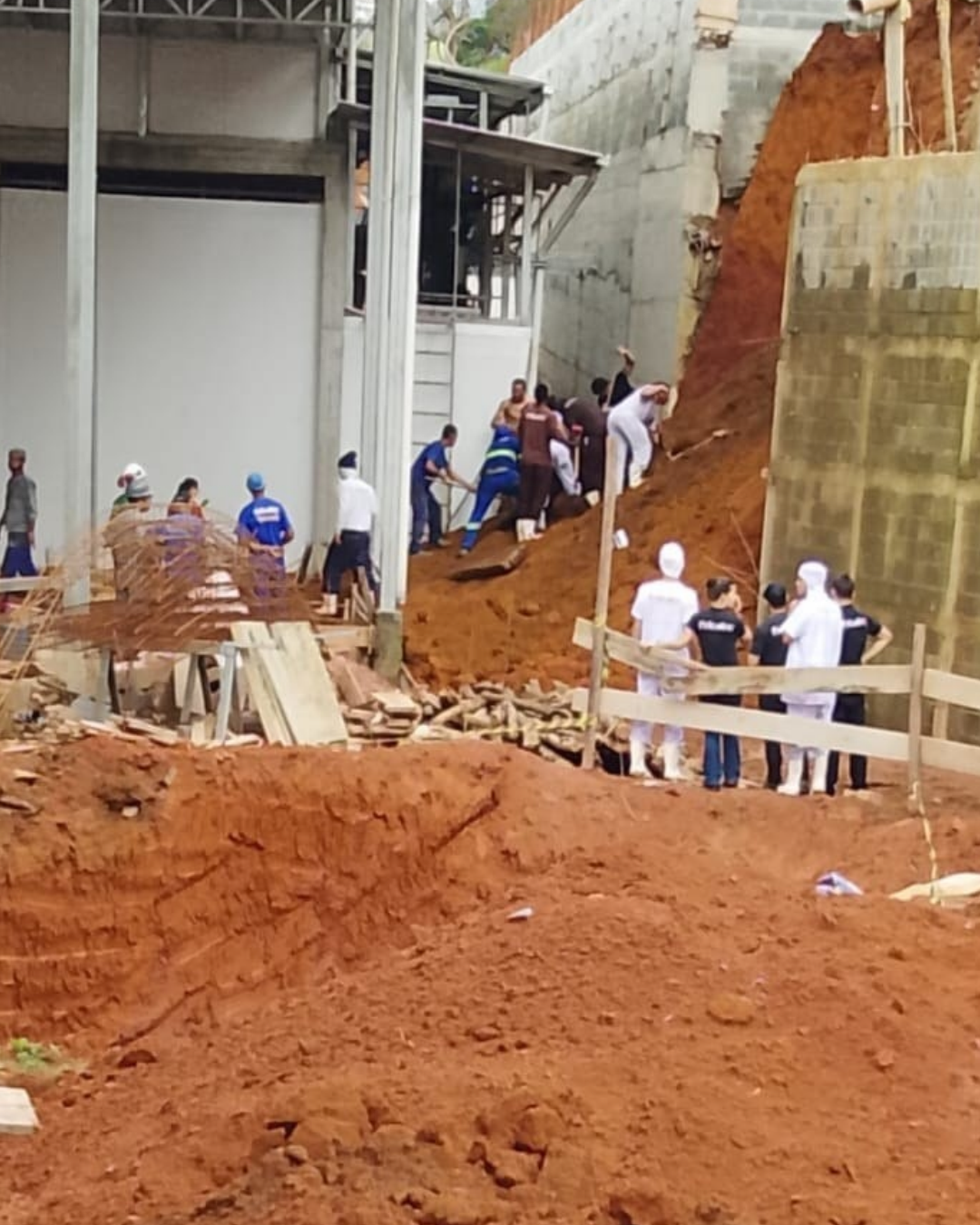 Trabalhadores morrem soterrados e outro é resgatado de helicóptero