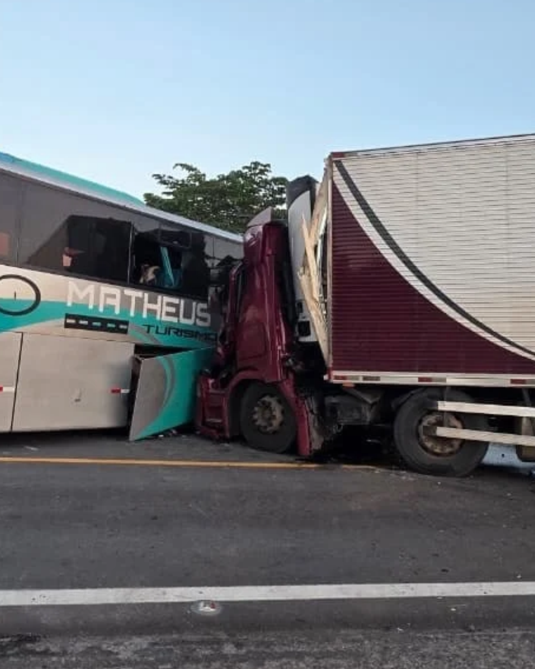 Batida entre ônibus de turismo e carreta causa um óbito e deixa 41 feridos