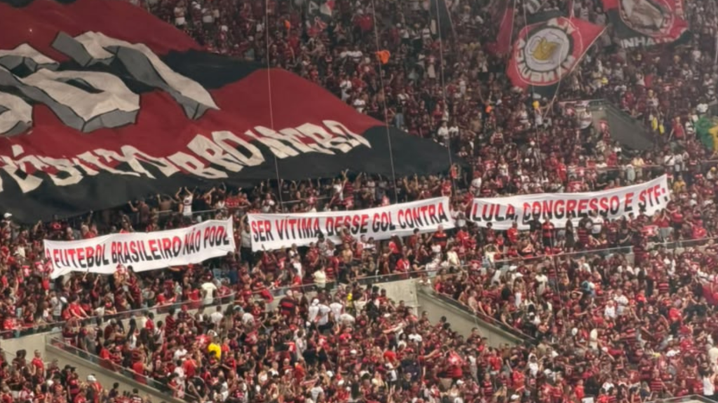 Torcida do Flamengo protesta contra Lula, Congresso e STF no Maracanã