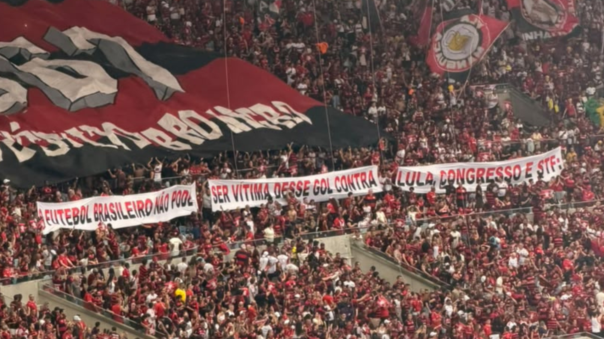 Torcida do Flamengo protesta contra Lula, Congresso e STF no Maracanã; veja