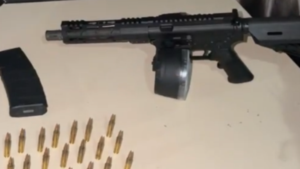 Suspeito de tráfico de drogas é preso com fuzil, pistola e munições