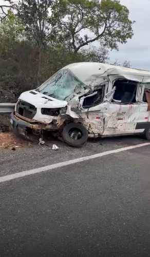 Van com pacientes que iam para tratamento em Diamantina bate em carreta