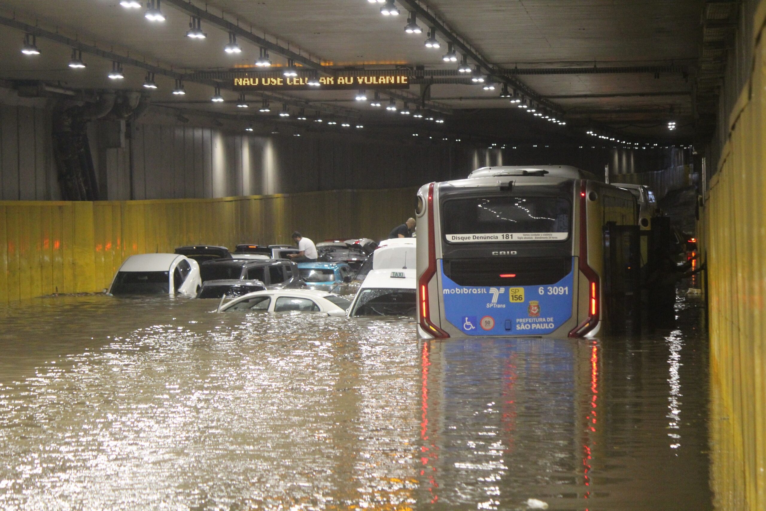 Carros ficam submersos e pessoas feridas após Túnel do Anhangabaú alagar