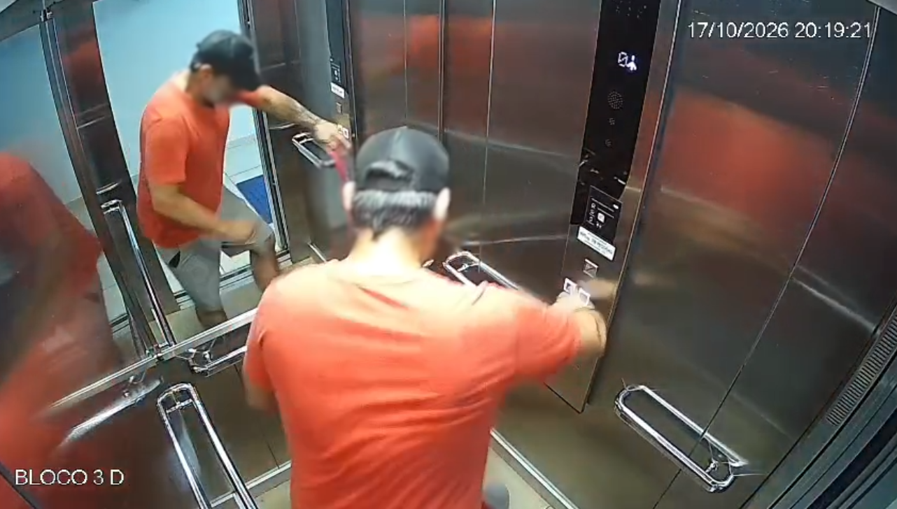 Câmera flagra homem chutando e ameaçando cachorra dentro de elevador; veja