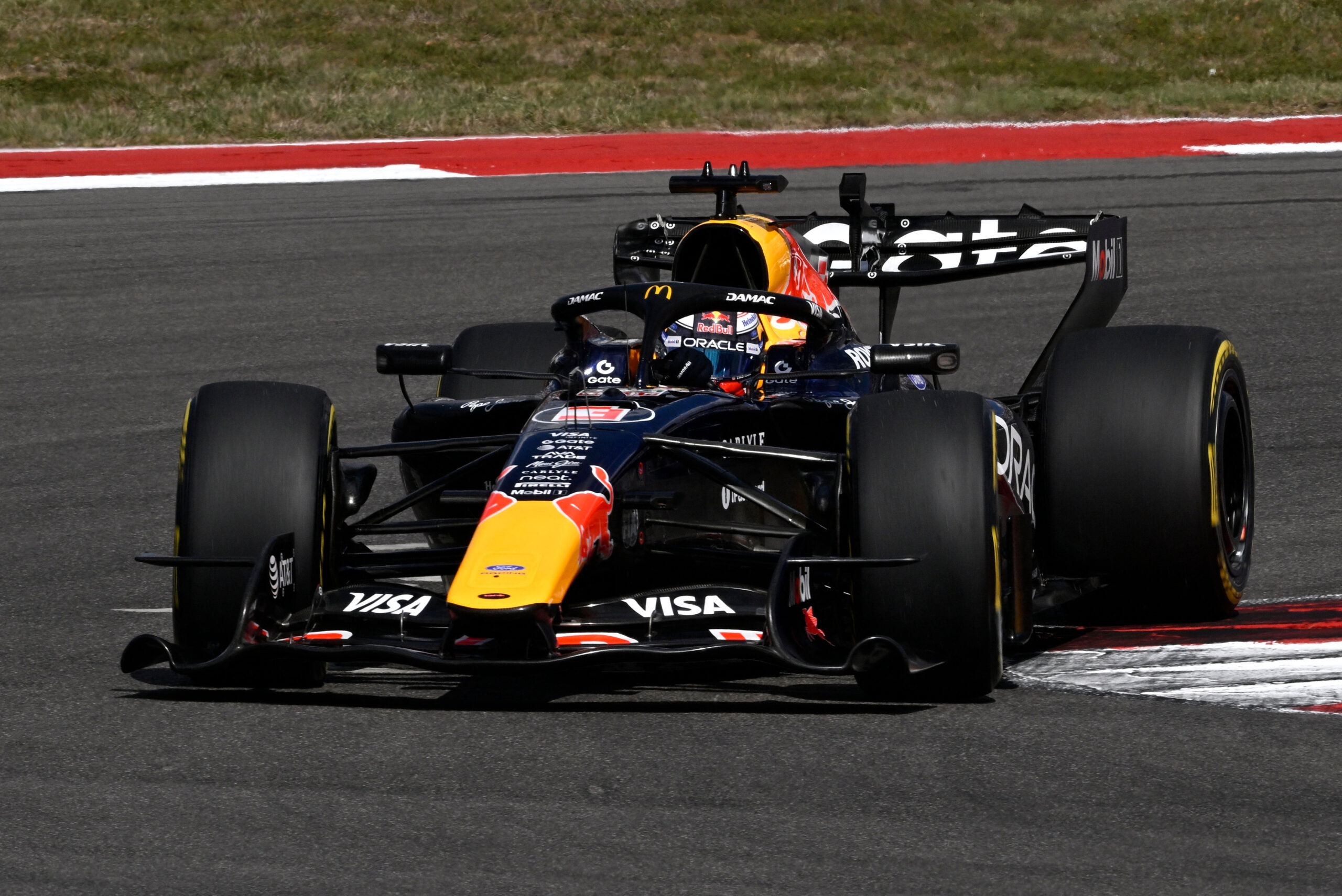 Com carro "pulando como canguru", Verstappen 'aceita' 2º lugar no grid