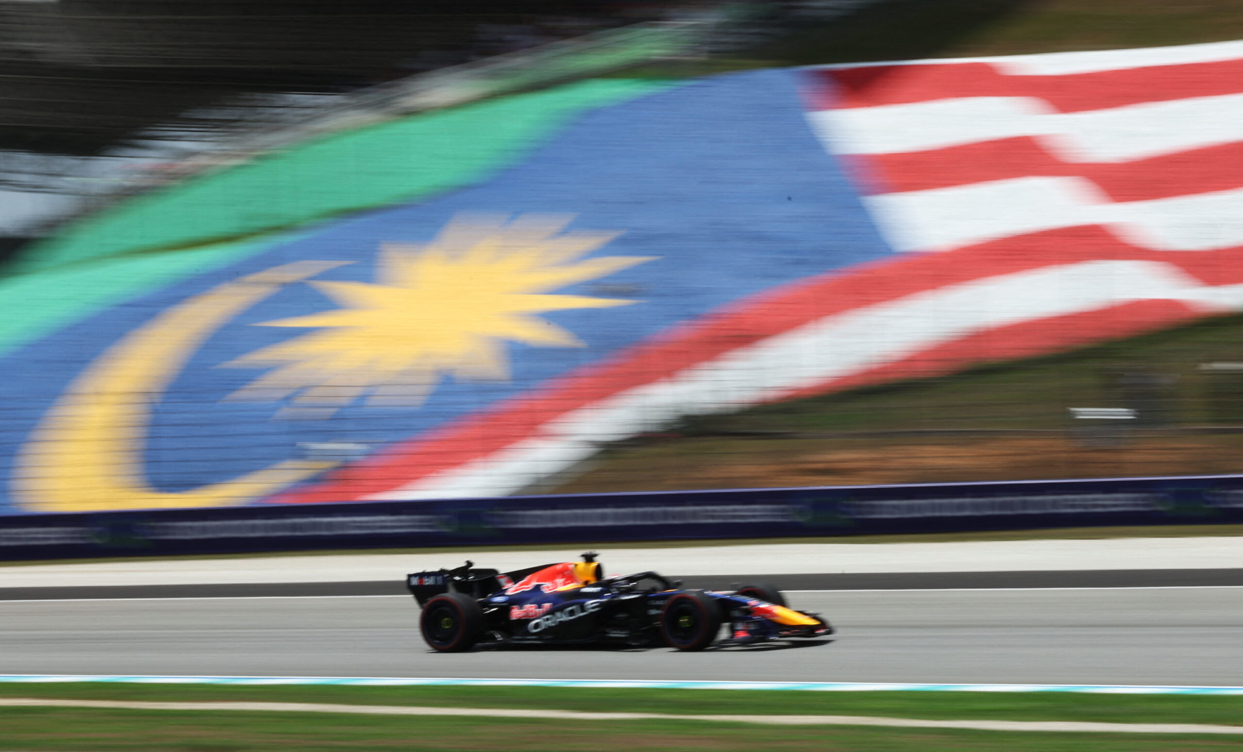 Verstappen lidera 1º treino livre do GP do Bahrein; Bortoleto é 13º