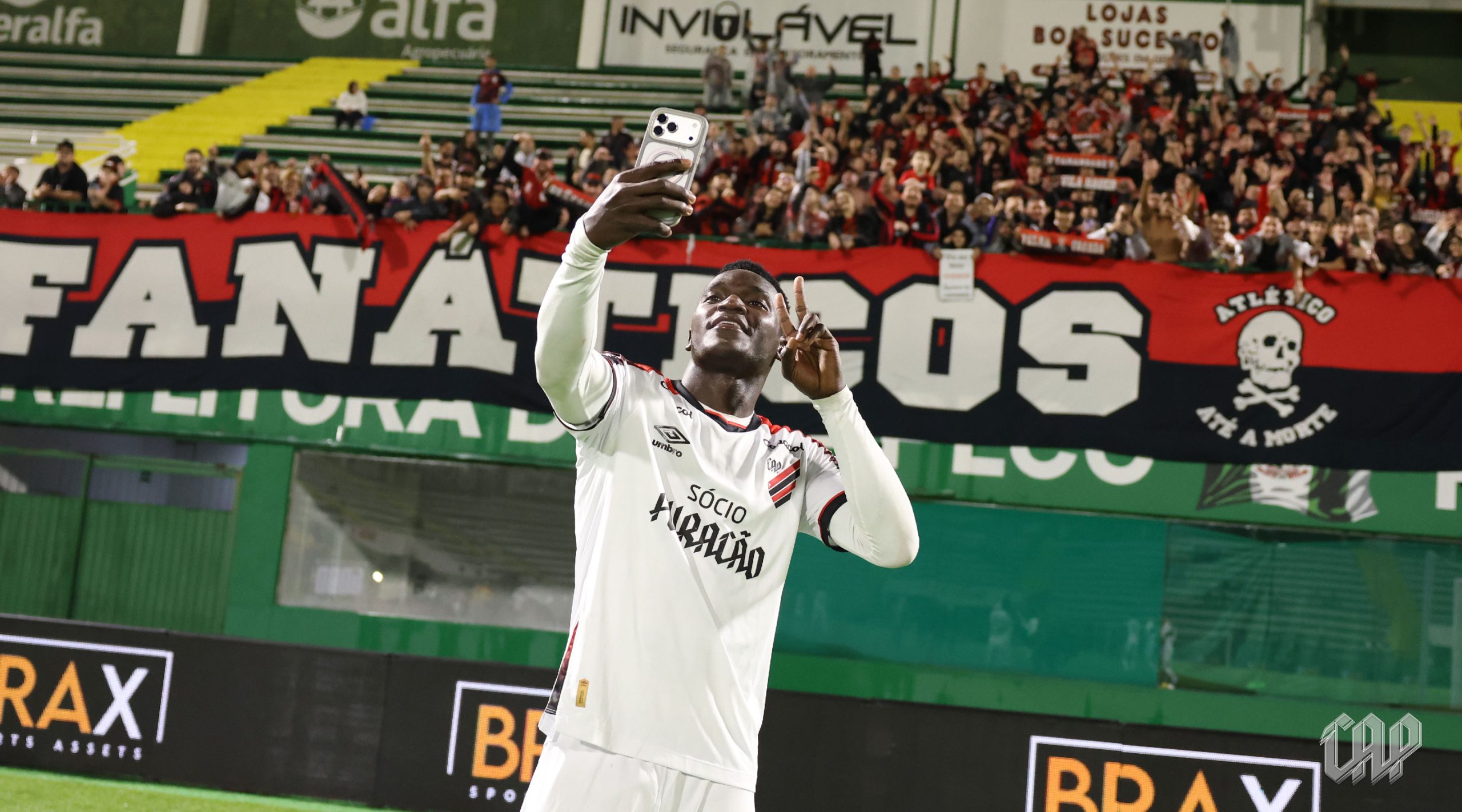 Viveros está perto de se tornar maior artilheiro estrangeiro do Athletico