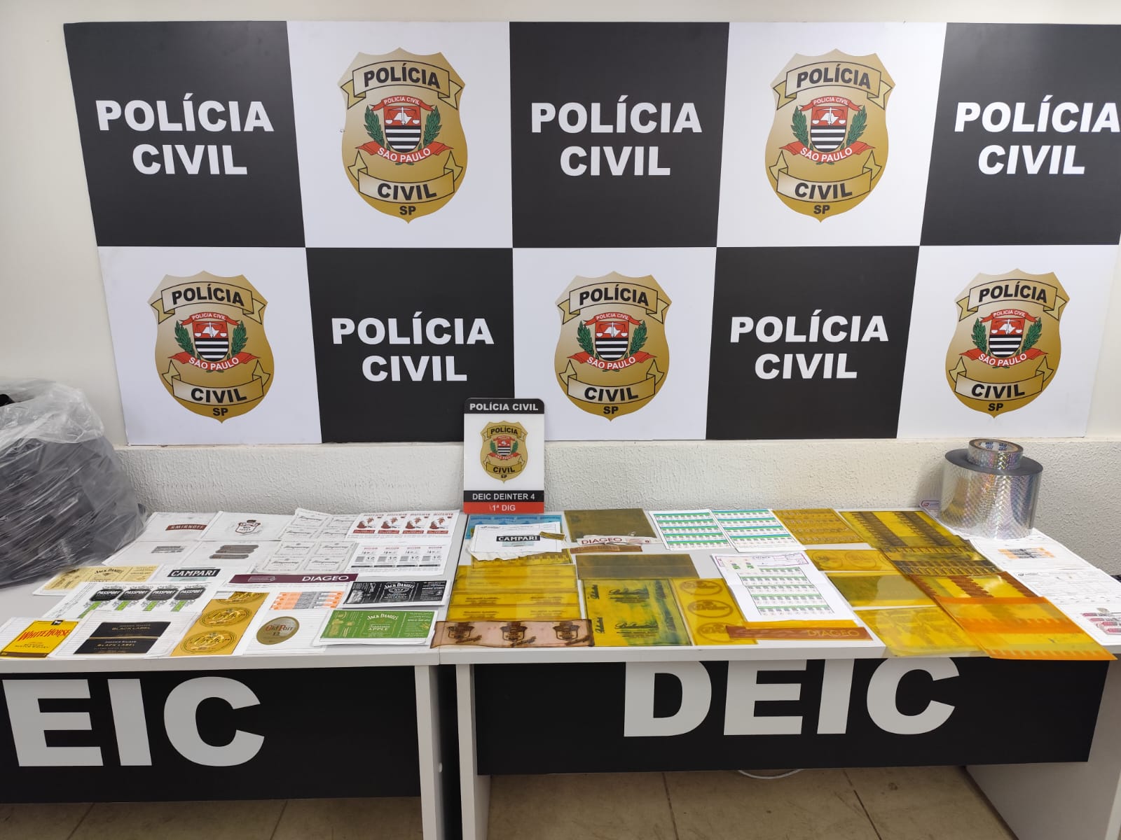 Operação apreende materiais usados na falsificação de rótulos em Bauru