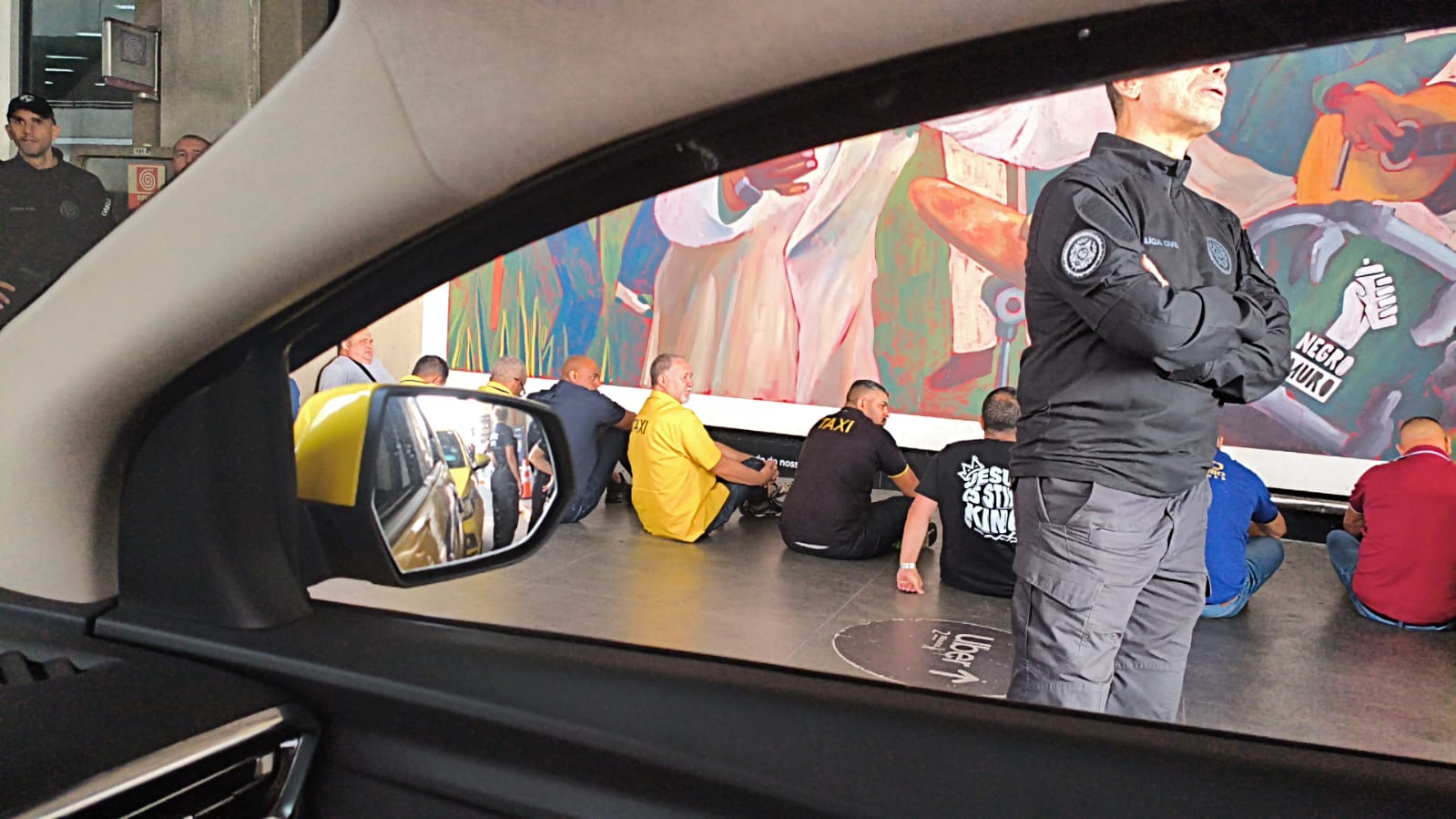 Taxistas usavam dispositivo para adulterar taxímetros no Galeão