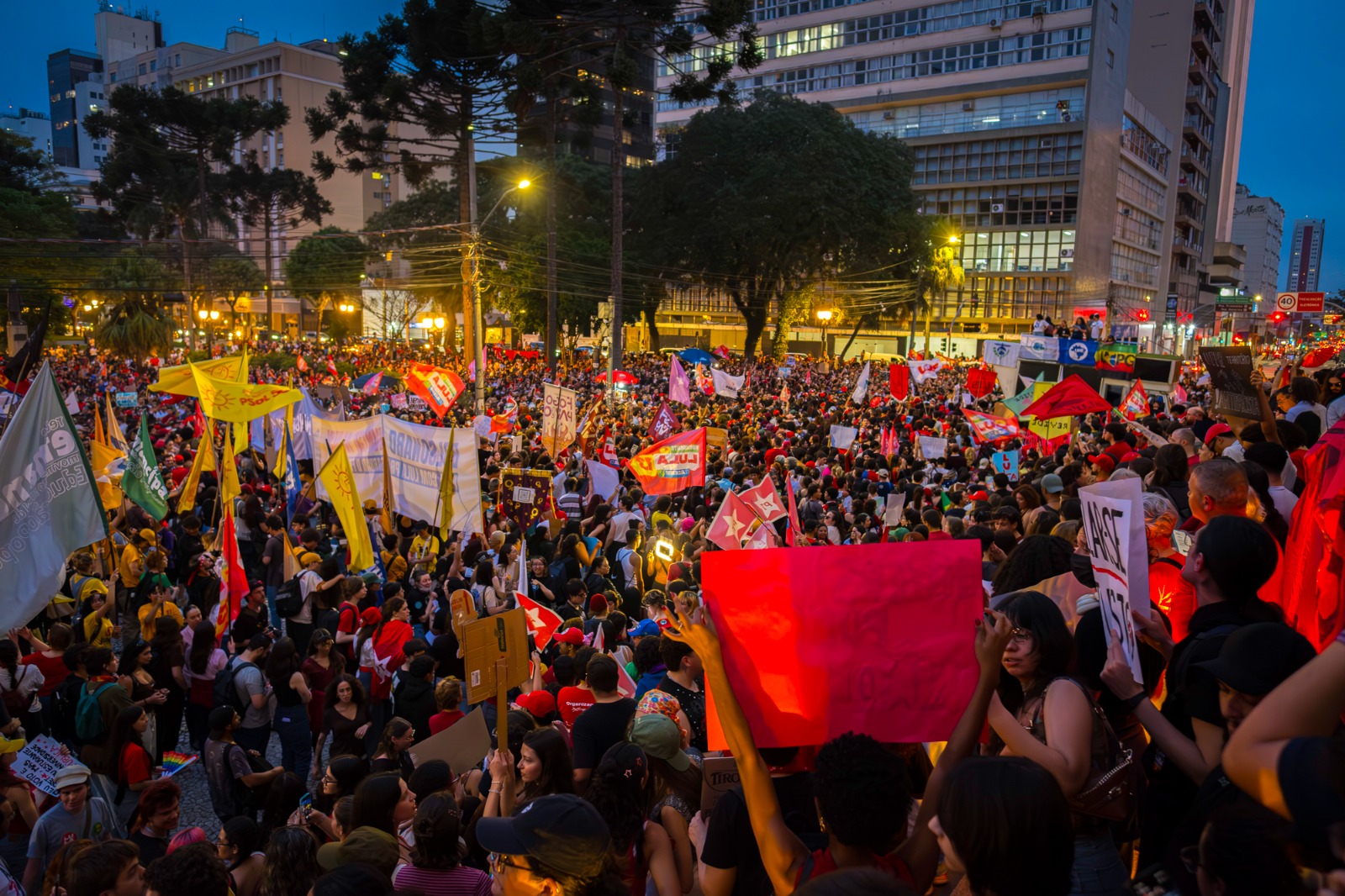 Ato pró-Lula em Curitiba reúne 10 mil, diz PM; organização fala em 30 mil