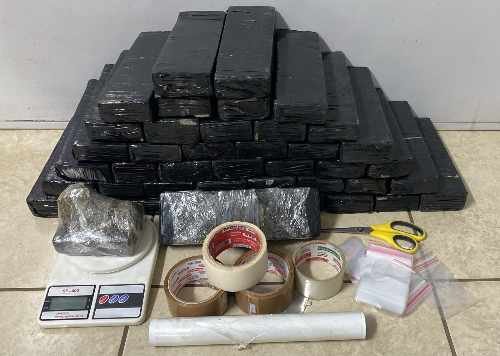 Casal é preso com drogas e materiais usados no tráfico