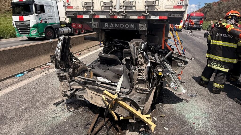 Acidente interditou a Via Dutra por pelo menos 2h na manhã deste sábado (10) | Foto: Corpo de Bombeiros