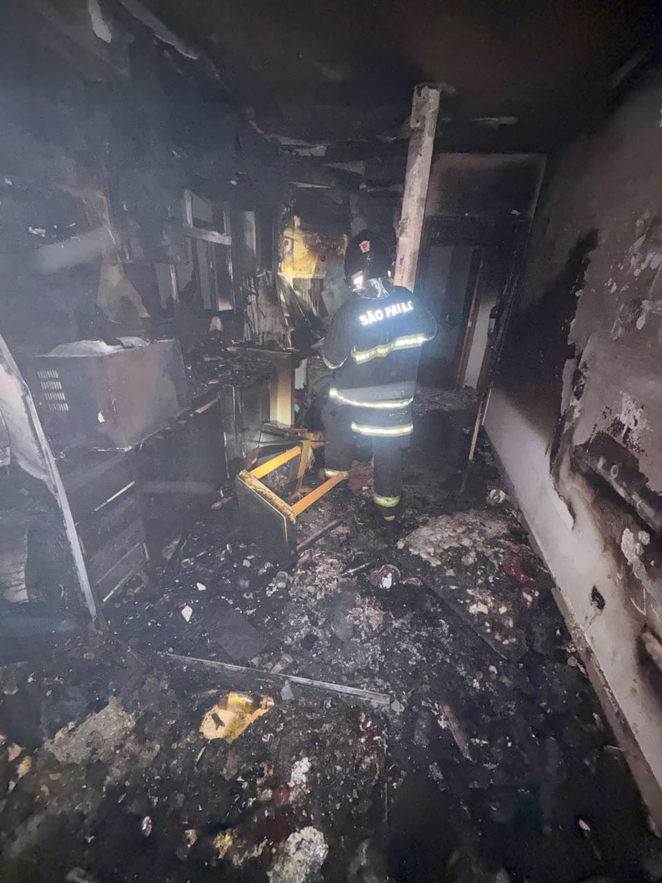 Apartamento pega fogo em Pindamonhagaba