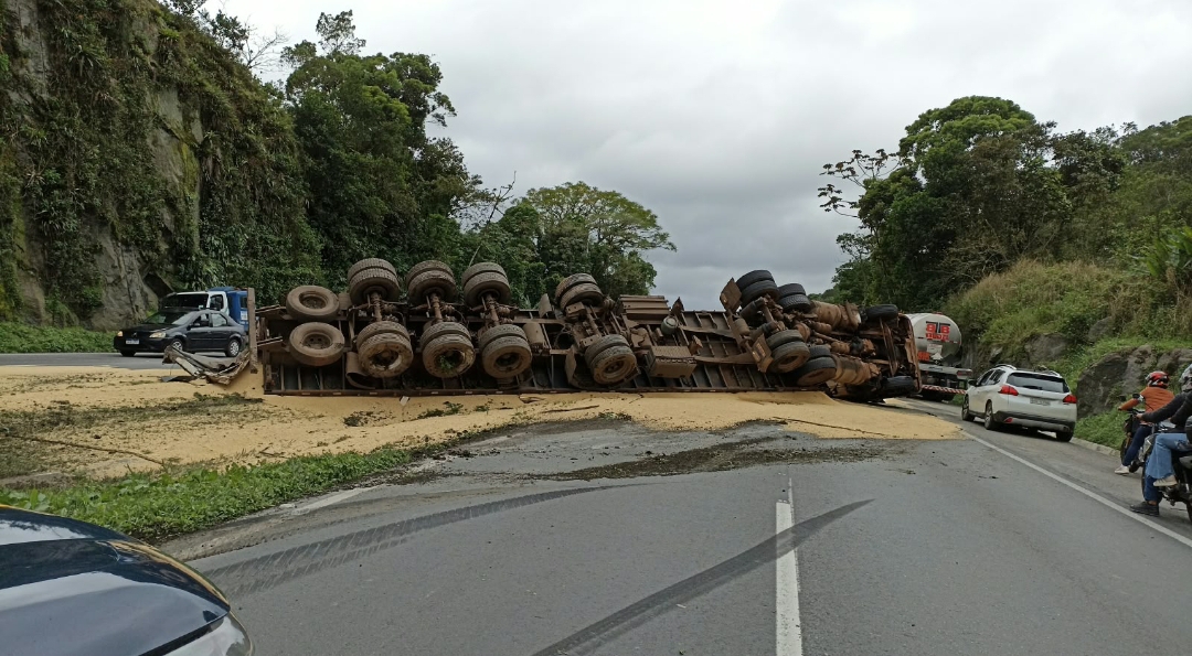 Caminhão carregado com soja tomba na BR-277, em Paranaguá