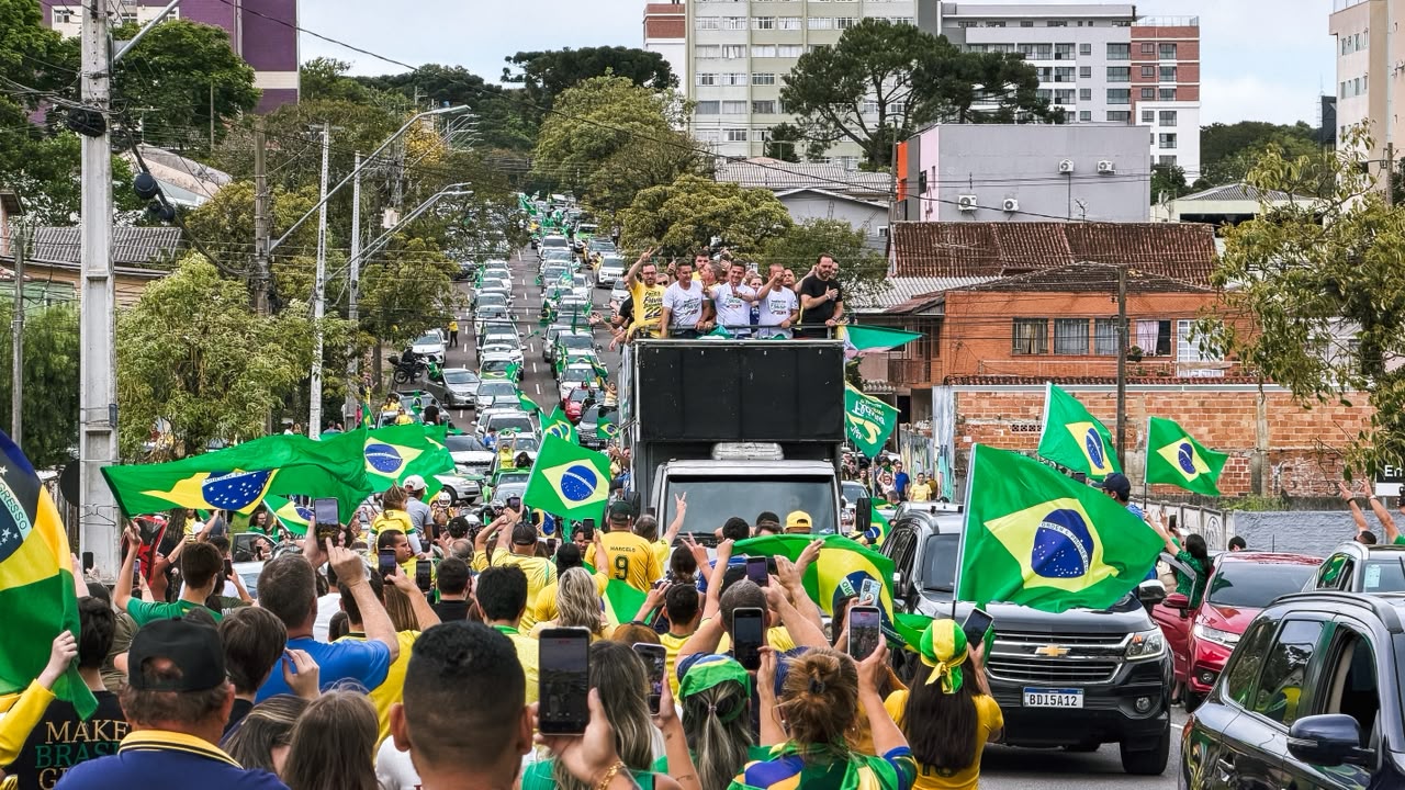 Atos pró-Flávio Bolsonaro têm carreata e discursos em Curitiba