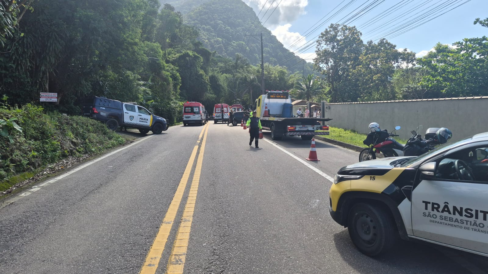 Acidente entre carro e moto deixa mulher gravemente ferida em São Sebastião
