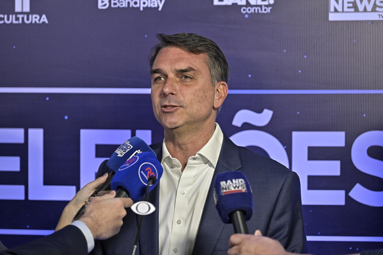 Flávio Bolsonaro questiona Lula sobre Roberta Luchsinger: 'Conhece ela?'