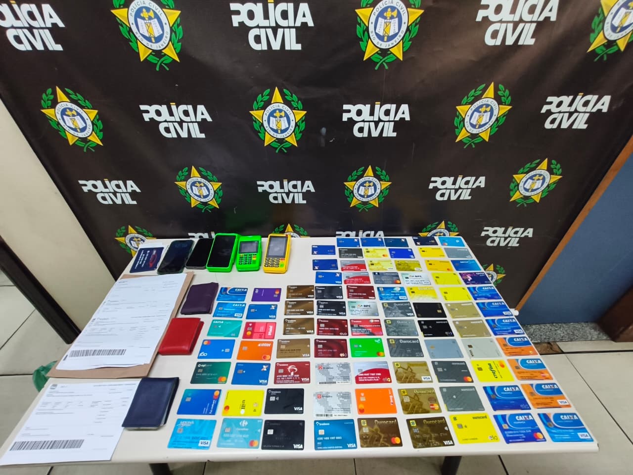 Dupla é presa por golpes bancários após retirar R$9 mil de conta de idoso