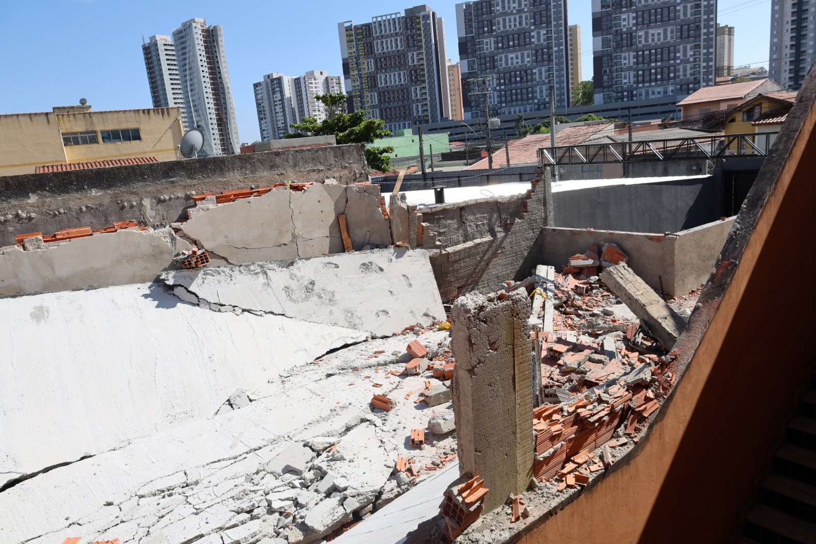 Trabalhador fica ferido após laje de galpão desabar em Sorocaba
