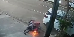 Moto avança sinal, carro tenta desviar e atropela pedestre em BH