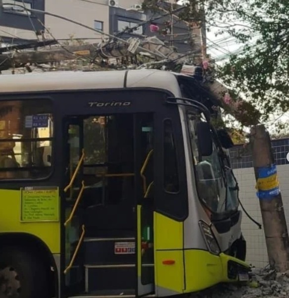 Motorista perde controle ao fazer curva e bate ônibus em BH